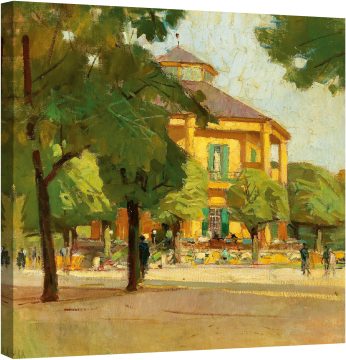 Жълтата къща в зеленината