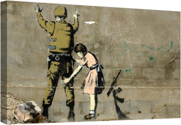 Момиченце обискира