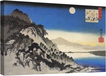 Пълна луна над планината