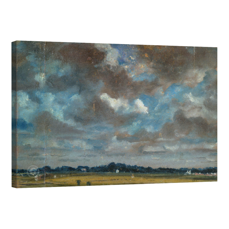 Обширен пейзаж със сиви облаци