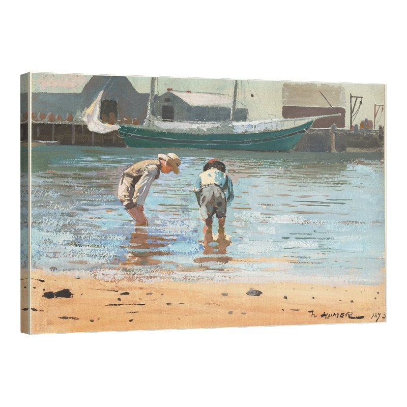 Момчета газят във водата