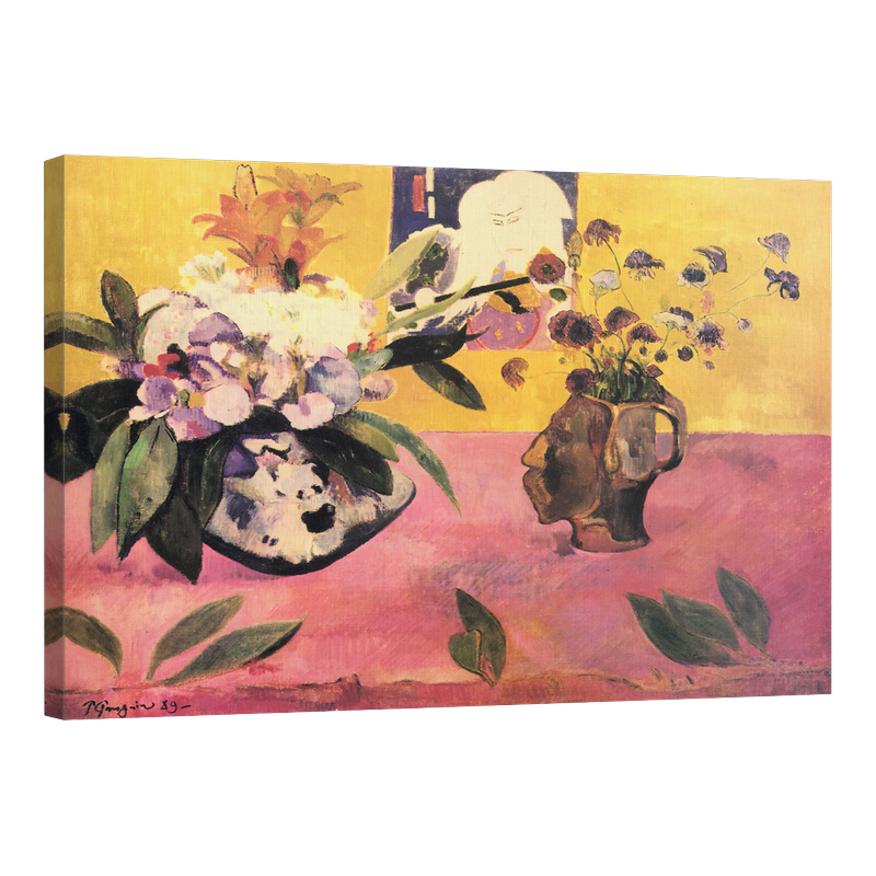 Натюрморт с ваза във формата на глава и японска дърворезба